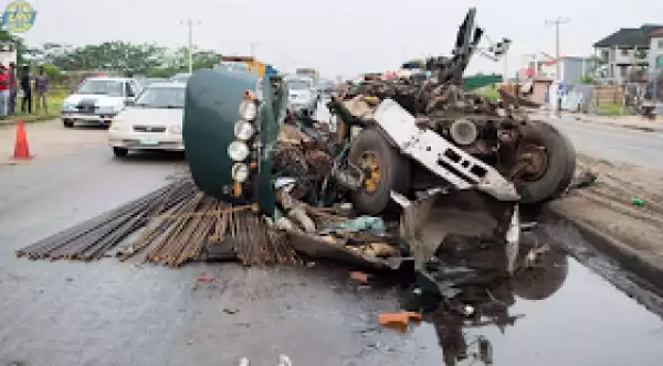 Two lives lost as a trailer crashes into a truck at Abinjo B/S Lekki Epe expressway, Lagos. (Photos)